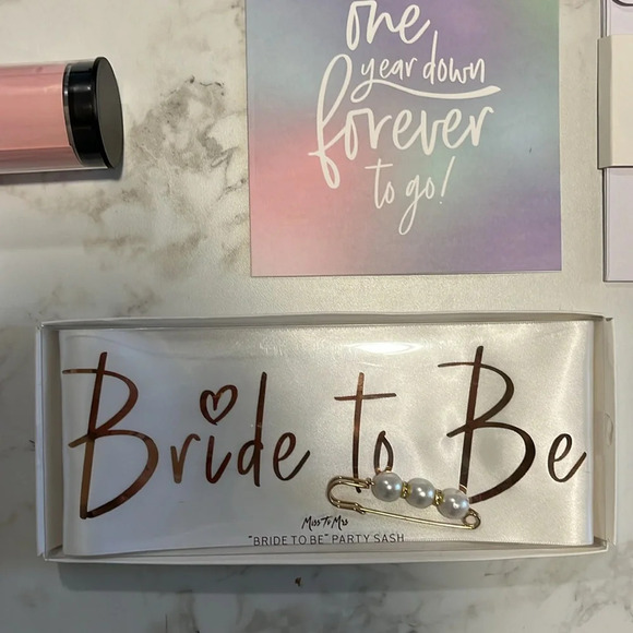 Miss to Mrs assorted party pieces Bride to Be - Picture 5 of 5